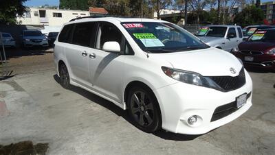 2014 Toyota Sienna SE 8-Passenger - Photo 2 - Van Nuys, CA 91405