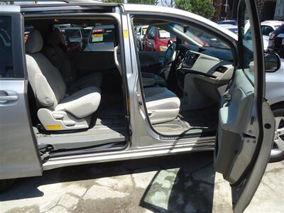 2013 Toyota Sienna LE 7-Passenger Auto   - Photo 17 - Van Nuys, CA 91405
