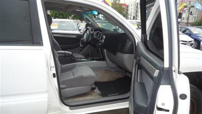2004 Toyota 4Runner SR5   - Photo 14 - Van Nuys, CA 91405