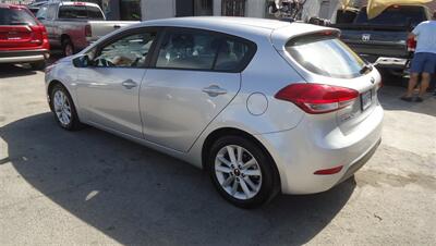 2017 Kia Forte5 LX   - Photo 9 - Van Nuys, CA 91405