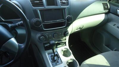 2013 Toyota Highlander Plus   - Photo 10 - Van Nuys, CA 91405