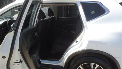 2020 Nissan Rogue SV   - Photo 17 - Van Nuys, CA 91405