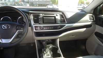 2019 Toyota Highlander LE   - Photo 14 - Van Nuys, CA 91405