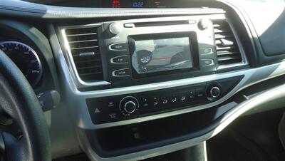 2019 Toyota Highlander LE   - Photo 17 - Van Nuys, CA 91405