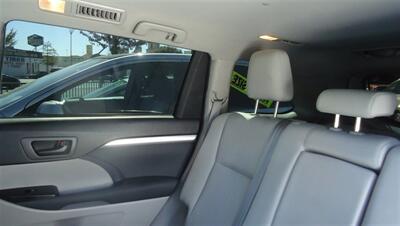2019 Toyota Highlander LE   - Photo 15 - Van Nuys, CA 91405