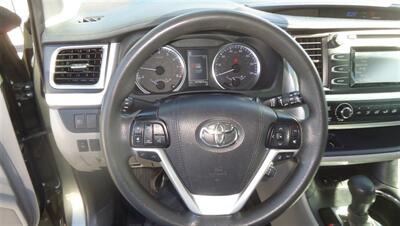 2019 Toyota Highlander LE   - Photo 18 - Van Nuys, CA 91405