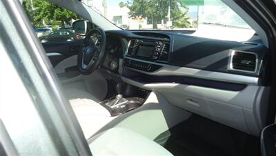 2019 Toyota Highlander LE   - Photo 9 - Van Nuys, CA 91405