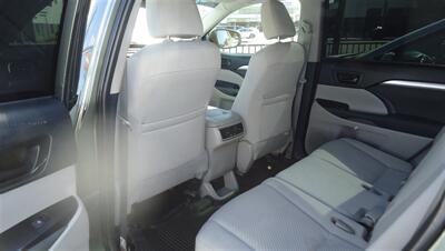 2019 Toyota Highlander LE   - Photo 12 - Van Nuys, CA 91405