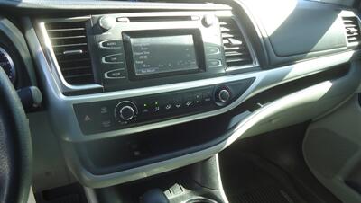 2019 Toyota Highlander LE   - Photo 16 - Van Nuys, CA 91405
