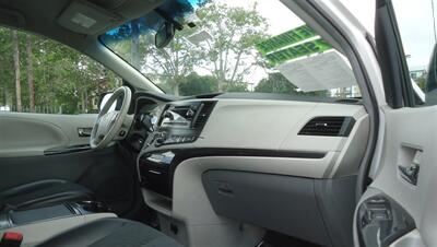 2013 Toyota Sienna SE 8-Passenger   - Photo 9 - Van Nuys, CA 91405