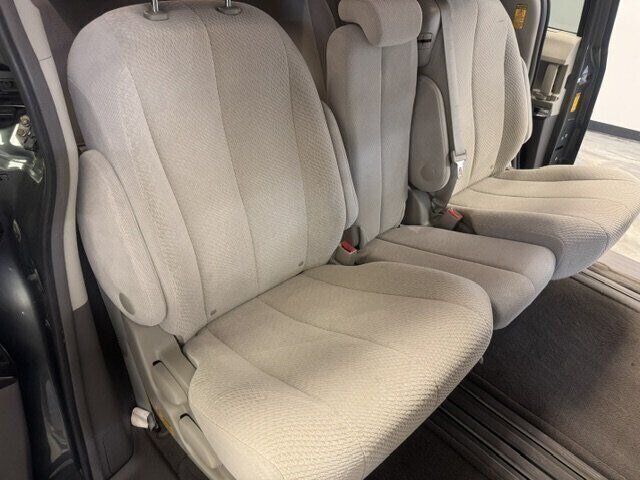 2014 Toyota Sienna LE 7-Passenger Auto - Photo 30 - Spencerport, NY 14559