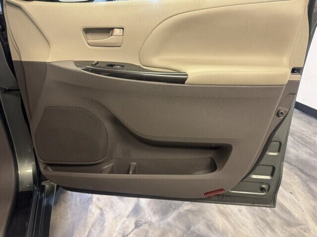 2014 Toyota Sienna LE 7-Passenger Auto - Photo 33 - Spencerport, NY 14559