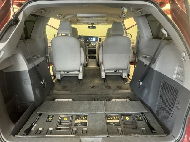 2017 Toyota Sienna XLE Premium 7-Passen - Photo 16 - Spencerport, NY 14559
