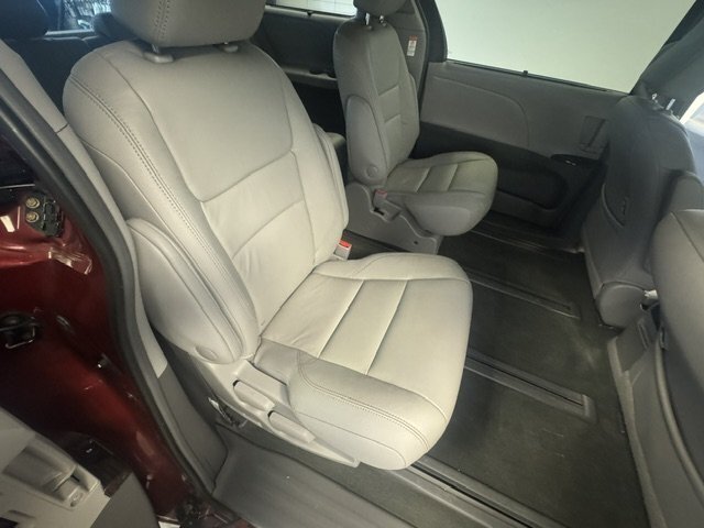 2017 Toyota Sienna XLE Premium 7-Passen - Photo 35 - Spencerport, NY 14559
