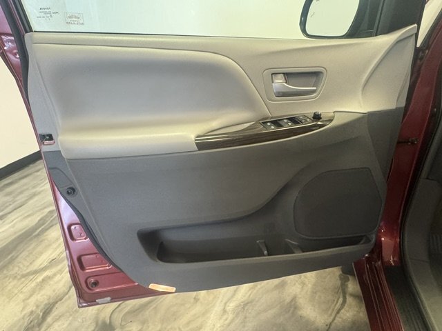 2017 Toyota Sienna XLE Premium 7-Passen - Photo 42 - Spencerport, NY 14559