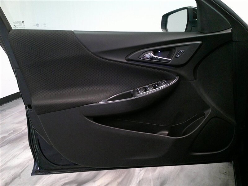 2016 Chevrolet Malibu LT - Photo 31 - Spencerport, NY 14559