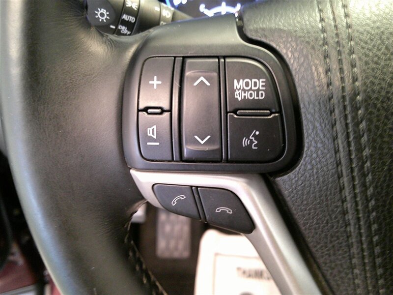 2017 Toyota Highlander XLE - Photo 7 - Spencerport, NY 14559