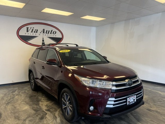 2017 Toyota Highlander XLE   - Photo 1 - Spencerport, NY 14559