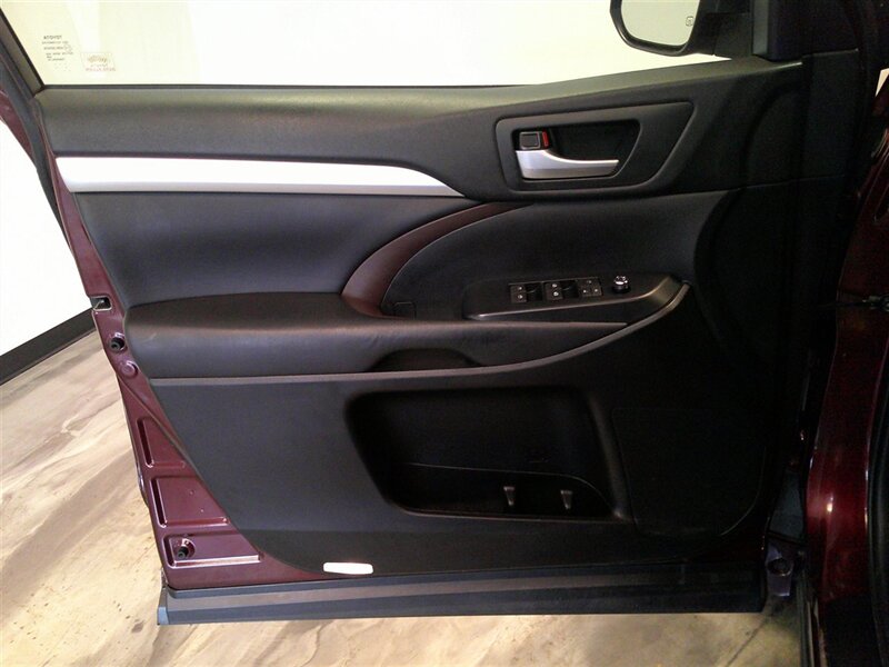 2017 Toyota Highlander XLE - Photo 33 - Spencerport, NY 14559