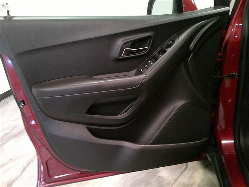 2015 Chevrolet Trax LT - Photo 29 - Spencerport, NY 14559