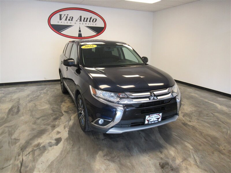 2016 Mitsubishi Outlander SE   - Photo 1 - Spencerport, NY 14559