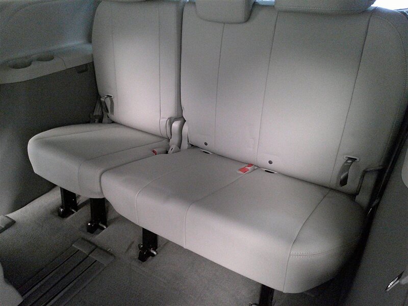 2014 Toyota Sienna XLE 7-Passenger Auto   - Photo 34 - Spencerport, NY 14559