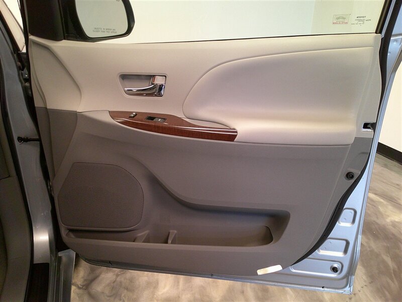 2014 Toyota Sienna XLE 7-Passenger Auto   - Photo 36 - Spencerport, NY 14559