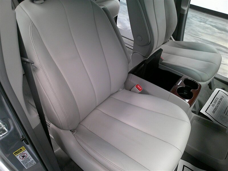 2014 Toyota Sienna XLE 7-Passenger Auto   - Photo 27 - Spencerport, NY 14559