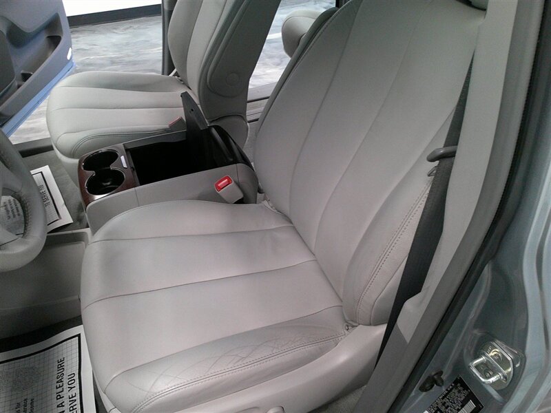 2014 Toyota Sienna XLE 7-Passenger Auto   - Photo 25 - Spencerport, NY 14559