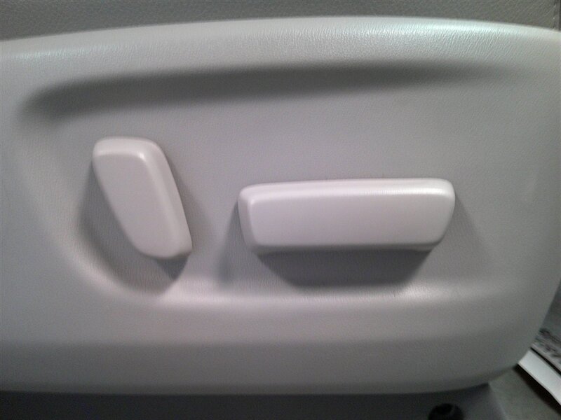 2014 Toyota Sienna XLE 7-Passenger Auto   - Photo 28 - Spencerport, NY 14559