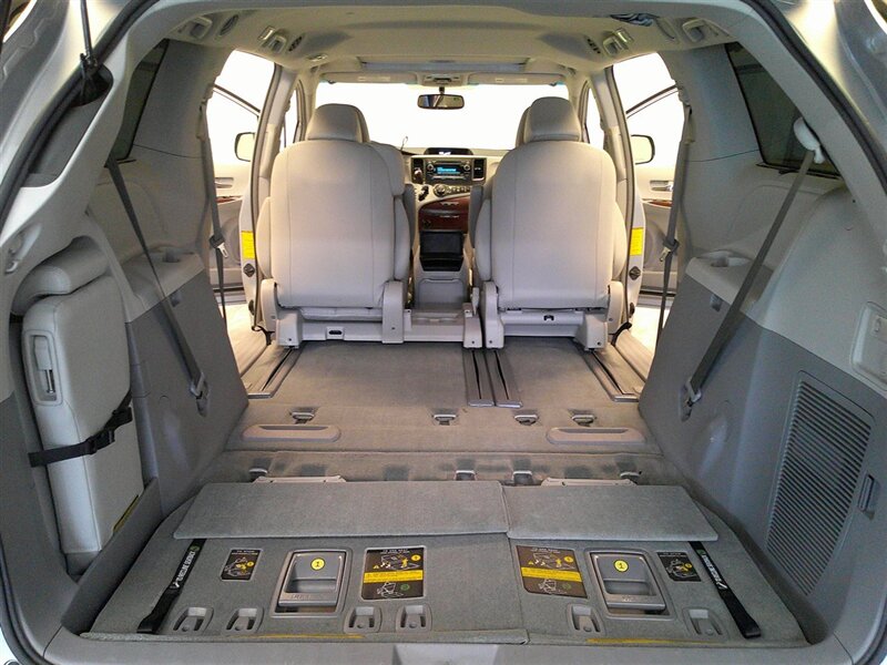 2014 Toyota Sienna XLE 7-Passenger Auto   - Photo 22 - Spencerport, NY 14559