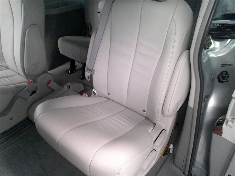 2014 Toyota Sienna XLE 7-Passenger Auto   - Photo 29 - Spencerport, NY 14559