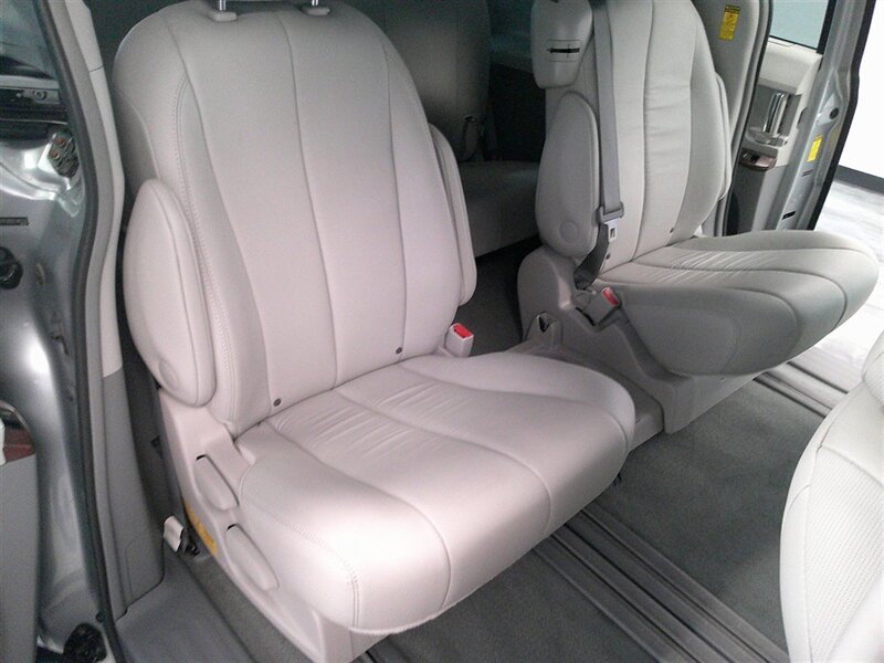 2014 Toyota Sienna XLE 7-Passenger Auto   - Photo 30 - Spencerport, NY 14559