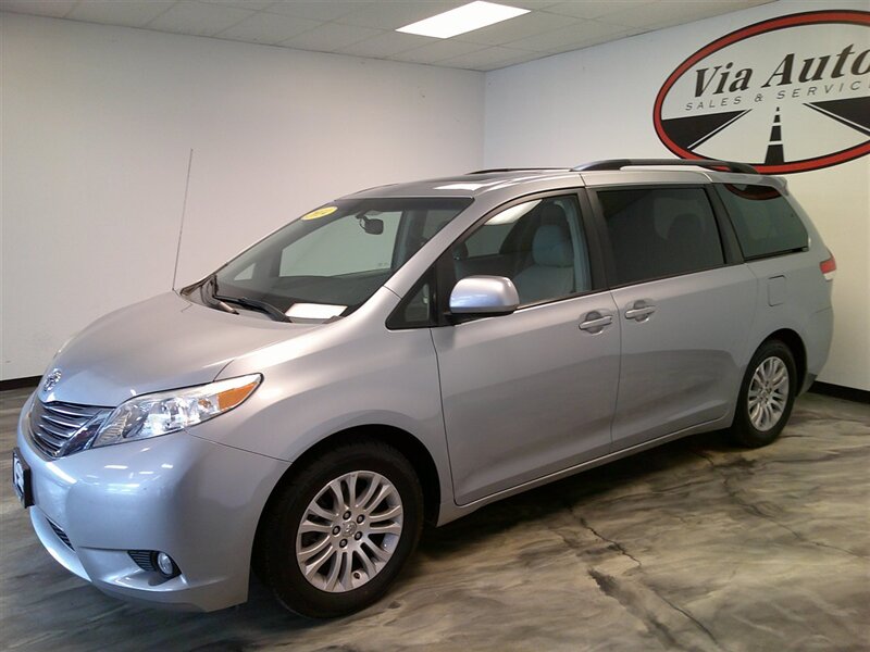 2014 Toyota Sienna XLE 7-Passenger Auto   - Photo 6 - Spencerport, NY 14559