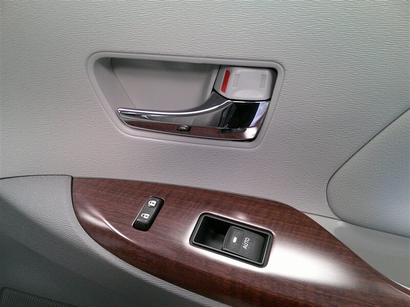 2014 Toyota Sienna XLE 7-Passenger Auto   - Photo 37 - Spencerport, NY 14559