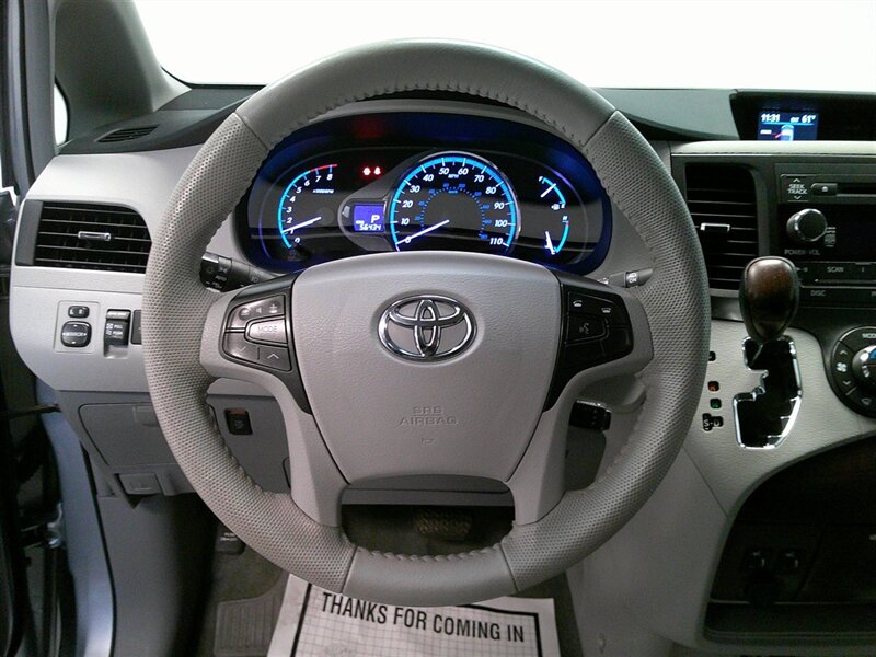 2014 Toyota Sienna XLE 7-Passenger Auto   - Photo 8 - Spencerport, NY 14559