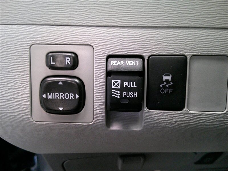 2014 Toyota Sienna XLE 7-Passenger Auto   - Photo 18 - Spencerport, NY 14559