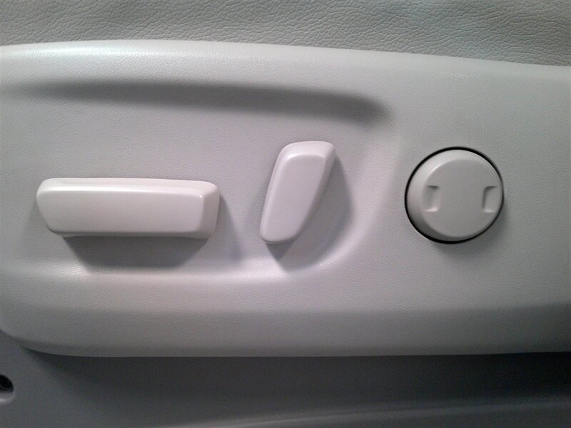 2014 Toyota Sienna XLE 7-Passenger Auto   - Photo 26 - Spencerport, NY 14559