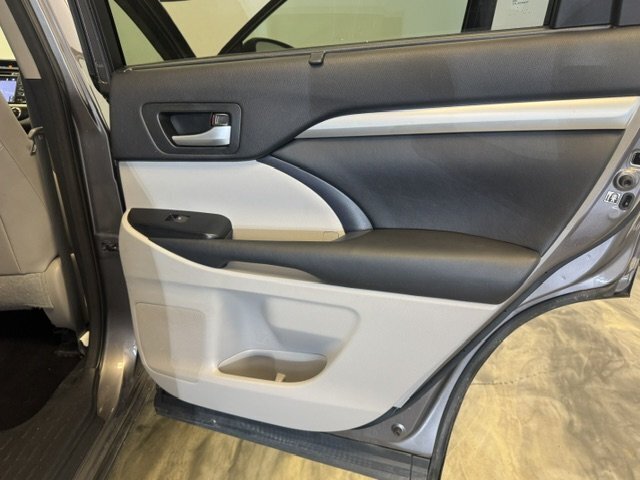 2015 Toyota Highlander XLE - Photo 32 - Spencerport, NY 14559