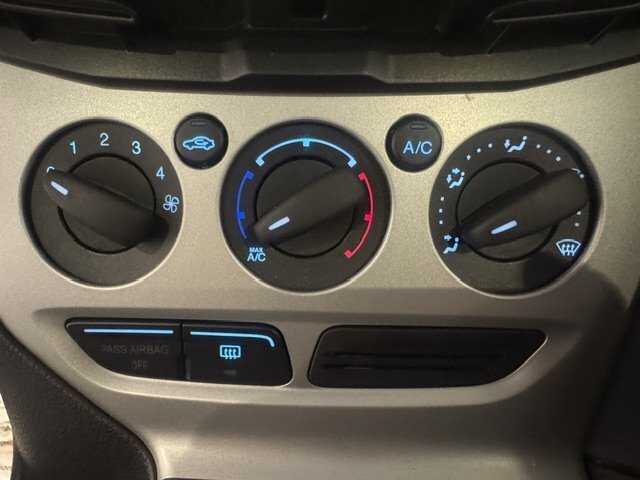 2014 Ford Focus SE - Photo 14 - Spencerport, NY 14559