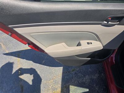 2018 Hyundai Elantra SEL   - Photo 9 - Columbia, SC 29210