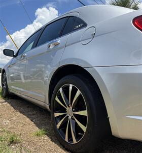 2012 Chrysler 200 Limited   - Photo 2 - Columbia, SC 29210