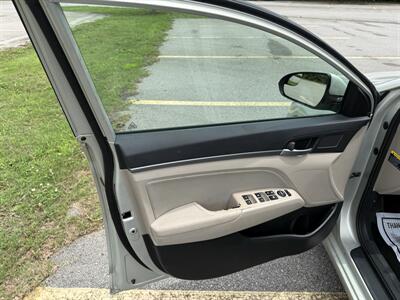 2017 Hyundai ELANTRA SE - Photo 16 - Columbia, SC 29210