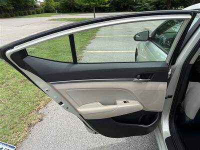 2017 Hyundai ELANTRA SE - Photo 12 - Columbia, SC 29210