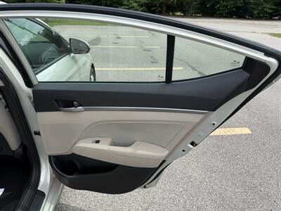 2017 Hyundai ELANTRA SE - Photo 10 - Columbia, SC 29210