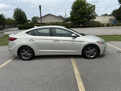 2017 Hyundai ELANTRA SE - Photo 2 - Columbia, SC 29210
