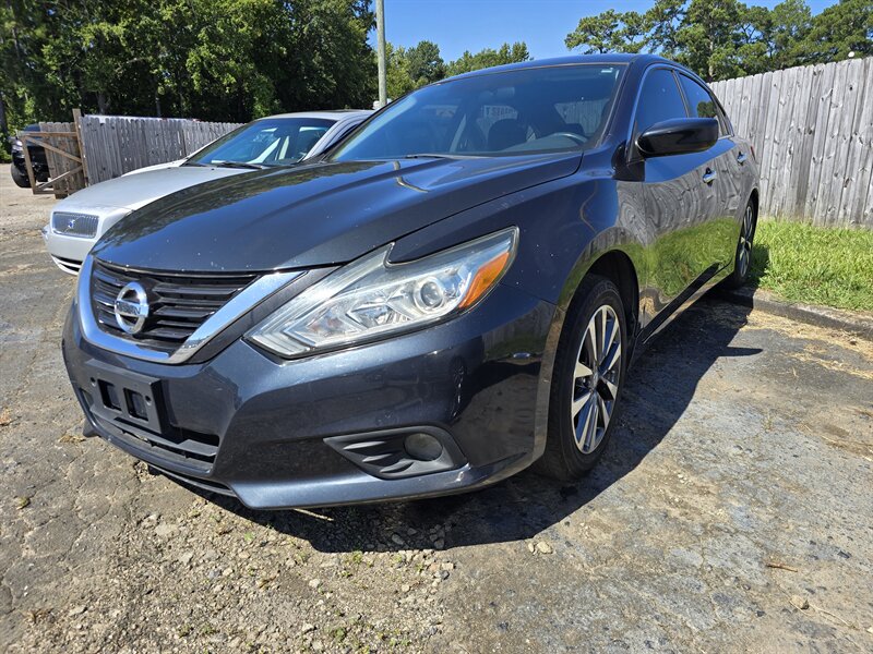 2017 Nissan Altima 2.5 SV - Photo 1 - Columbia, SC 29210