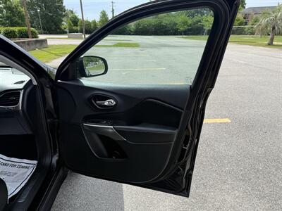 2019 Jeep Cherokee Limited   - Photo 10 - Columbia, SC 29210