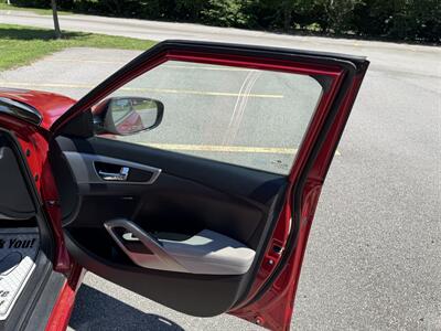2013 Hyundai Veloster DCT - Photo 11 - Columbia, SC 29210