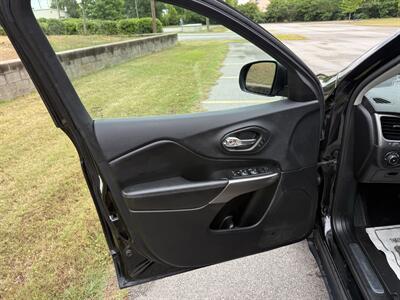 2020 Jeep Cherokee Limited   - Photo 14 - Columbia, SC 29210